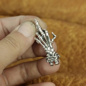 Middel vinger skull hanger - 925 zilver