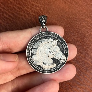 Paard hanger Grieks motief 