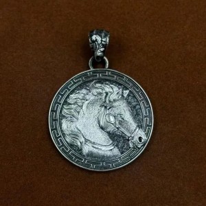 Paard hanger Grieks motief 