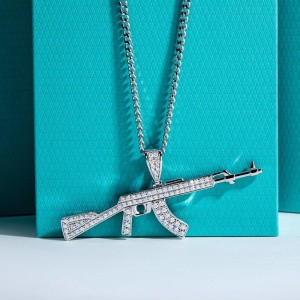 Luxe AK-47 hanger met 84 Moissanite