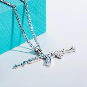 Luxe AK-47 hanger met 84 Moissanite