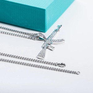 Luxe AK-47 hanger met 84 Moissanite