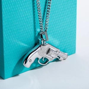 Revolver hanger met 170 Moissanite stenen