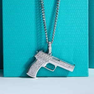 Pistool hanger met 104 Moissanite