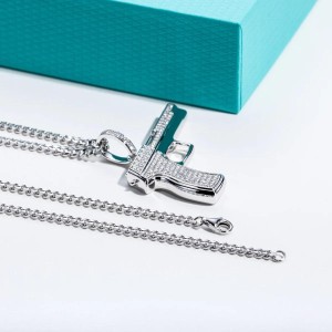 Pistool hanger met 104 Moissanite