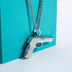 Pistool hanger met 104 Moissanite