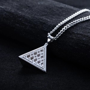 Oog van Horus Piramide met 197 Moissanite Stenen