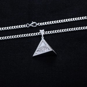 Oog van Horus Piramide met 197 Moissanite Stenen